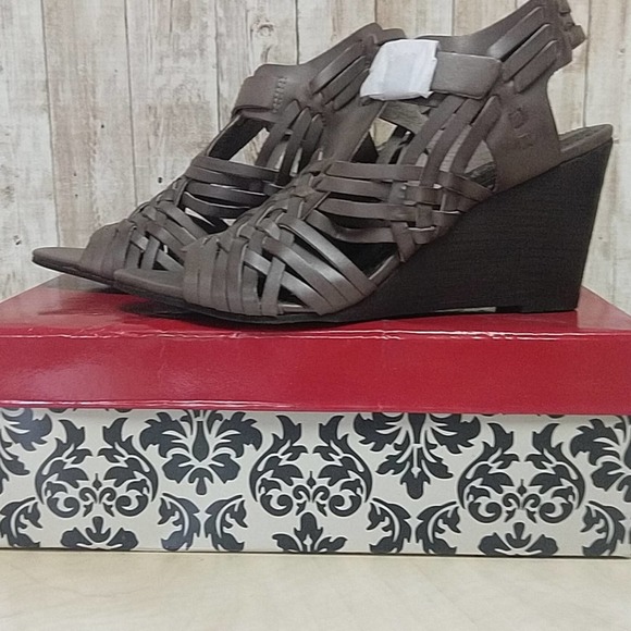 Naughty Monkey Dually Noted Leather Sandals - Picture 4 of 16